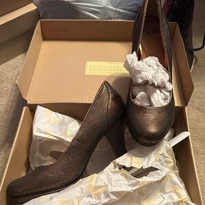 Sofft Women's Textured Bronze Heels